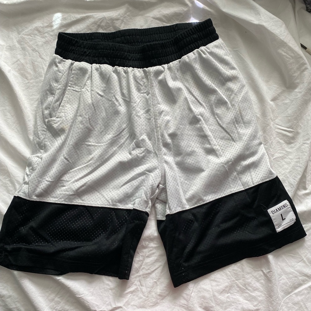 DIAMOND SUPPLY LARGE WHITE AND BLACK SHORTS